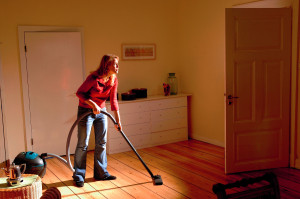 01 Maria mit dem Staubsauger2015